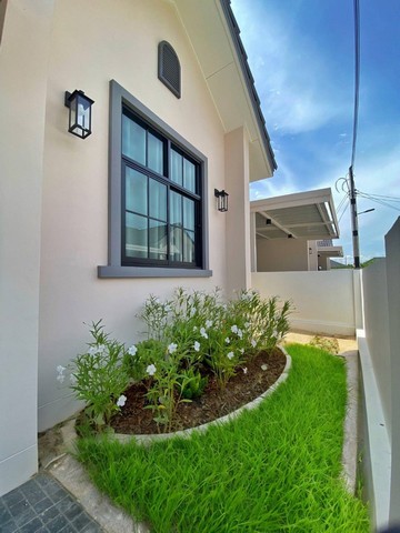 ขายโครงการมือ 1 ฟรีดาวน์  ต.หนองกะขะ อ.พานทอง จ.ชลบุรี ที่ตั้ง : โครงการธนทรัพย์ วิลล์ 2 ใกล้อมตะนคร เฟส 7,8,9,10 ต.หนองกะขะ อ.พานทอง จ.ชลบุรี พิกัด : ธนทรัพย์ วิลล์ 2 : https://bit.ly/3ZZTAEAพื้นที่ : 36 ตารางวาพื้นที่ใช้สอย : 115 ตารางเมตรรายละเอียดLVD-STNS2 : ขายโครงการมือ 1 ฟรีดาวน์ !! 3 หลังสุดท้ายก่อนปิดโครงการ !!บ้านใหม่ สไตล์โมเดิร์น ยูโรเปียน ที่ออกแบบมาได้อย่างสวยงาม ทันสมัยพร้อมความคงทนแข็ง