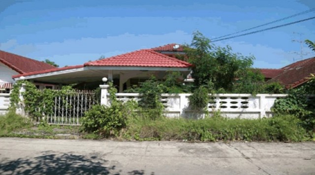   Code ID : PGKRI-LB-A-670001  ราคา  1,800,000   บาท ▸ เนื้อที่ 63 ตร.ว   พื้นที่ใช้สอย 155.32 ตร.ม.   ▸2 ห้องนอน 1 ห้องน้ำ    ▸1 ที่จอดรถ   พิกัดทรัพย์ : https://maps.app.goo.gl/6R34fAiTxfNVHBs87  สถานที่ใกล้เคียง ▸ใกล้  ดูโฮม สาขา กาญจนบุรี ▸ใกล้  โรงพยาบาลพหลพลพยุหเสนา ▸ใกล้  สถานีรถไฟกาญจนบุรี ▸ใกล้  ถนน​คน​เดิน​สองแคว​ กาญจนบุรี​  สอบถามเพิ่มเติม / นัดชม โทร. 097-419-5982(พลอย) โทร. 096-932-4624(ออมสิน) Line : @panaya (มี@ด้านหน้า)  ปรึกษาสินเชื่อฟรี One Stop Service ดูแ�