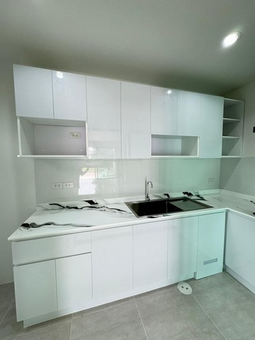 ทาวน์โฮม 3 ชั้น ขนาด 152 ตร.ม. หรือ 18.5 ตร.ว. มีห้องนอน 2 ห้อง ห้องทำงาน 1 ห้อง ห้องน้ำ 2 ห้อง และจอดรถ 2 คัน พร้อมเฟอร์นิเจอร์ครบครัน