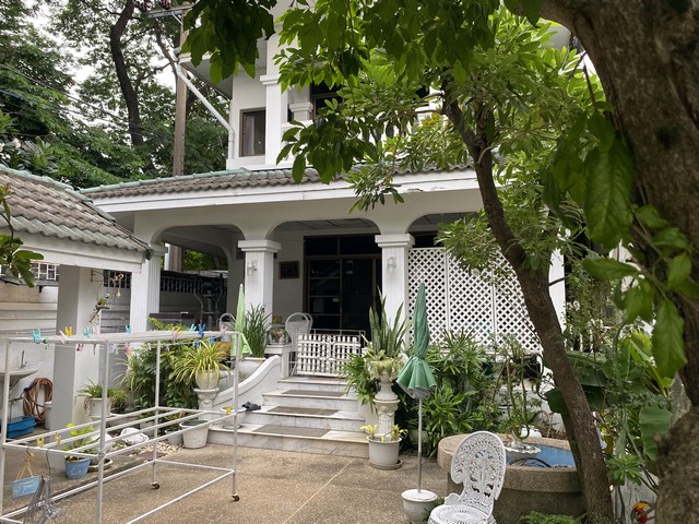 บ้าน -บ้านอารีย์ซอย5 ใหญ่ 61 Square Wah 0 Ngan 0 ไร่  30000000 THB ไม่ไกลจาก -สถานีบีทีเอส อารีย์ ราคาถูกเหลือเชื่อ กรุงเทพ