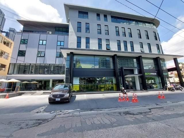 รหัสC6458 ให้เช่าอาคารสำนักงาน โชว์รูม 5ชั้น ทำเลใจกลางเมืองย่านสุขุมวิท ทองหล่อ  เหมาะกับธุรกิจหลายประเภท ราคาเช่า : 2,200,000 บาท/เดือนโทร : 095-823 9789 คิทLine id : candy.456Line Add Friend : https://line.me/ti/p/rHhjrvhm_zโทร : 064-269 7922 ต้นLine : seng.456Line Add Friend : https://line.me/ti/p/iHsUxP2IlTอาคารสำนักงาน โชว์รูม 5ชั้น ทำเลใจกลางเมืองย่านสุขุมวิท ทองหล่อ  เหมาะกับธุรกิจหลายประเภท พื้นที่ใช้สอย 1,871 ตารางเมตร5 ห้องทำงาน/ห้องนอน5 ห้องน้ำ5-8 ที่จอดรถทำเลท