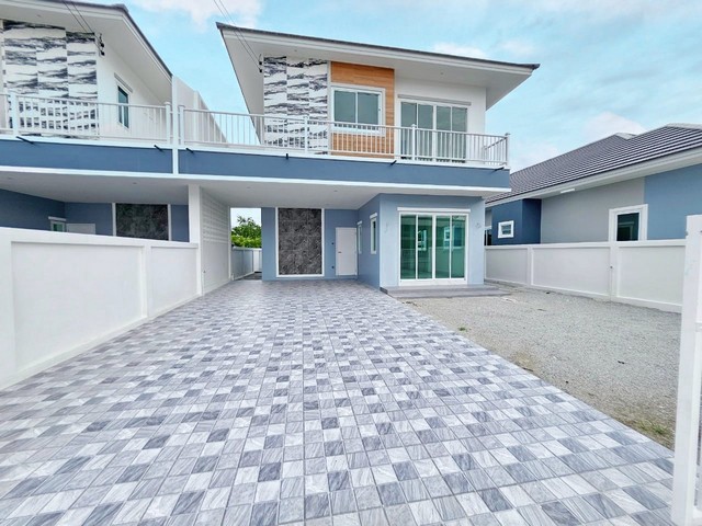 #ขายบ้านใหม่พร้อมอยู่ฟรีดาวน์​#ขายบ้านเดี่ยวชั้นเดียว????โครงการธาราวิลเลจ5????อมตะพานทองชลบุรี#บ้านเดี่ยว2ชั้นเหมาะมากสำหรับครอบครัวขนาดใหญ่✳️บนเนื้อที่เริ่มต้น​ 52.4  ​ ตรว✳️มี​ 4 ห้องนอน​  3​  ห้องน้ำ✳️1ห้องครัว​ 1​ ห้องโถง✳️ ที่จอดรถ3-4.​คัน????เริ่มต้นเพียง​ 3.xxx​ ลบ????สถานที่ใกล้เคียงใกล้​ถ.สุขประยูรใกล้ร้านอาหาร​ ตลาดใกล้นิคม​อมตะ​เฟส​ 6.7,8 9ใกล้ห้างโรบินสัน​, รร.อ