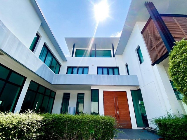 รายละเอียด- บ้านเดี่ยว 2 ชั้น- ขนาด 339 ตารางวา- 4 ห้องนอน 4 ห้องน้ำ- ห้องรับแขกกว้าง- ห้องครัวใหญ่- 2 ที่จอดรถ- บ้านถูกหลักฮวงจุ้ย- พื้นที่ใช้สอยโดยประมาณ 1600 ตารางเมตรสิ่งอำนวยความสะดวก– สระว่ายน้ำขนาดใหญ่ พร้อมสระเด็ก - ห้องซาวน่า- ห้องออกกำลังกาย ห้องแอโรบิค ห้องโยคะ– ห้องโถงสำหรับจัดงานเลี้ยง– สวนสาธารณะ– ระบบรักษาความปลอดภัย– คลับเฮ้าส์สถานที่ใกล้เคียง - มาร์�