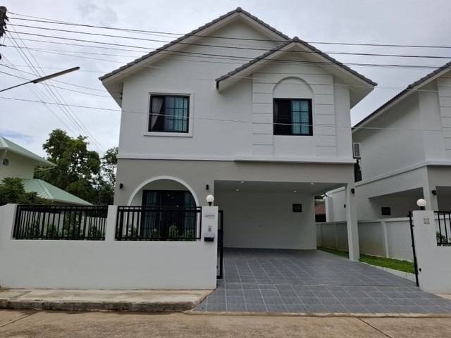 บ้านใหม่พึ่งตกแต่งเสร็จ โครงการเชียงใหม่วิวดอย (ไม่มีส่วนกลาง)- ค่าเช่า 40,000 บ./ด.- 5 ห้องนอน, 4 ห้องน้ำ (มีห้องน้ำในตัว 2 ห้อง มีอ่างอาบน้ำ 1 ห้อง) จอดรถ 2 คัน (รถเล็กจอดได้ 2-4 คัน)- เฟอร์ตามภาพ- ประตูรั้วรีโมท- มีเครื่องซักผ้าให้  *** ไม่รับสัตว์เลี้ยง  สัญญา 1 ปีขึ้น***ตอนนี้ห้องนอนตกแต่งให้ 3 ห้อง*** ใกล้กาดฝรั่ง รร.นานาชาติลานนา10นาที ใกล้ปัญญาเด่น10นาที ใกล้นานาชาติเกรช15นาทีสน