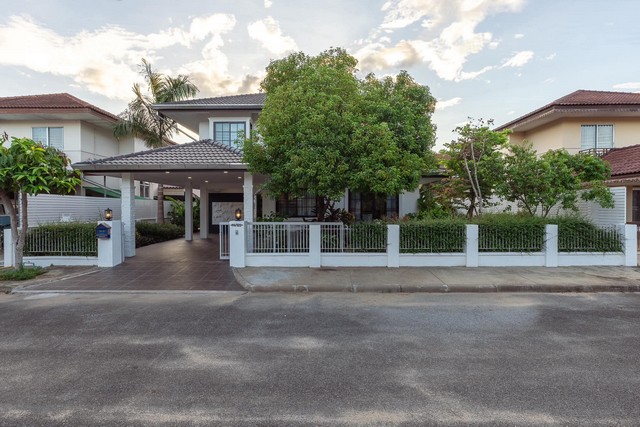 ขายบ้านเดี่ยว 2 ชั้น รีโนเวทใหม่ หมู่บ้านในฝัน 4 สันกำแพงสายใหม่ เชียงใหม่ ขนาด 83 ตรว. อุทยานในฝัน ริมทะเลสาบ เฟอร์ครบที่ตั้ง: ต. แช่ช้าง อำเภอสันกำแพง เชียงใหม่รายละเอียดบ้าน- บ้านรีโนเวทใหม่ทั้งหลัง - ขนาดที่ดิน 83 ตารางวา- พื้นที่ใช้สอย 250 ตารางเมตร- 3 ห้องนอน 4 ห้องน้ำ- 1 ที่จอดรถ จอดได้ 2 คัน พร้อมที่ชารต์รถไฟฟ้า- ประตูรีโมท- เฟอร์นิเจอร์ ครบพร้อมอยู่ตามภาพ- ค่าส่วน�