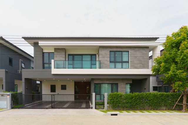 ให้เช่าบ้านเดี่ยวโครงการ เดอะ ซิตี้ บางนา ขนาด 70 ตรว. 4 นอน 5 น้ำ ตกแต่งครบ ใกล้  MEGA BANGNA■ ทำเลที่ตั้ง : ตำบลบางแก้ว อ.บางพลี จ.สมุทรปราการ■ รายละเอียด :-  บ้านเดี่ยว 2 ชั้น  -  ขนาดที่ดิน 70 ตรว. ขนาดพื้นที่ใช้สอย 313 ตรม.-  4 ห้องนอน 5  ห้องน้ำ 2 ห้องพักผ่อน-  1 ห้องแม่บ้าน 1 ห้องครัว- ที่จอดรถ 3 คัน■ การตกแต่งและต่อเติมบ้าน- ให้เฟอร์นิเจอร์ทั้งหมด- บิ้วอินหรู  พร้อมเข้าอยู่■ สิ่งอำนวยควา