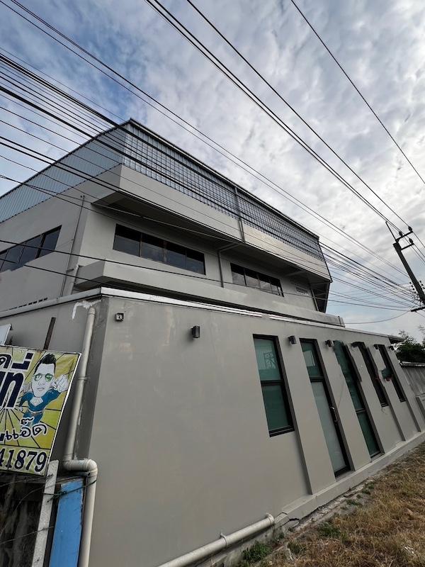 ให้เช่าอาคาร 3 ชั้น ทำเลดี ติดถนนราชพฤกษ์-บรมราชชนนี ใกล้ BTS บางหว้า พื้นที่ใช้สอย: ประมาณ 850 ตร.ม.ห้องน้ำ: 4 ห้อง สามารถใช้เป็นออฟฟิศ