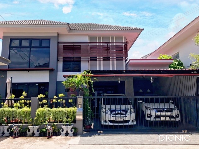 #ขายบ้านเดี่ยวบ่อวินศรีราขา#หมู่บ้านลลิลแลนซีโอคลิป (บ่อวินชลบุรี)#บ้านสวยตกแต่งภายในใหม่อย่างดี✴️บนเนื้อที่ 56.7 ตรว.✴️3​ นอน​ 3​  น้ำ​ 2​   จอดรถ✴️​สาธารณูปโภคครบครัน มีฟิตเนส และสโมสรสระว่ายน้ำ  บรรยากาศร่มรื่น มีรปภ.ตลอด24ชม. ✴️รายละเอียดบ้าน✴️✳️ระบบกล้องวงจรปิด เดินแบบทำระบบภายใน กล้อง 16 ตัว-✳️ระบบไฟฟ้าภายในบ้านทำใหม่หมด✳️กระจกบ้านทั้งหมดเป็นเทมเปอร์✳️