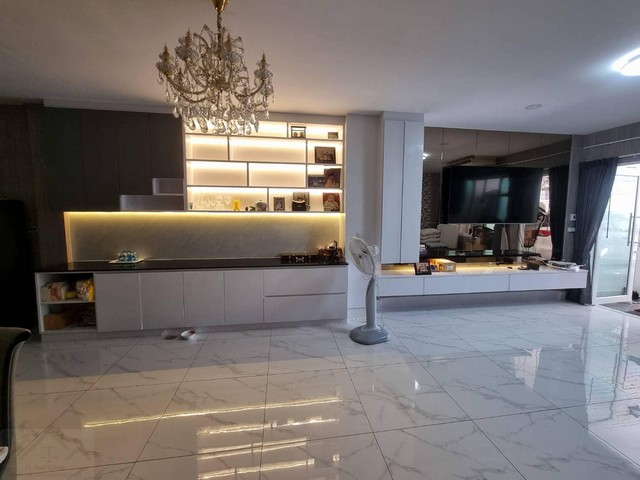 ให้เช่าทาวน์โฮมหรู 4 ชั้น + ดาดฟ้า 4 ห้องนอน ตกแต่งหรูสไตล์ โมเดิร์น  ใกล้ MRT สุทธิสาร 500 เมตร