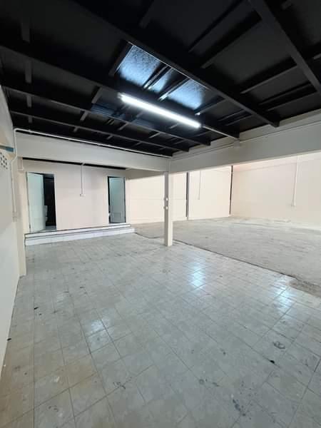 ให้เช่าโกดัง-มีออฟฟิศ ย่านดินแดง รัชดา พื้นที่ 470 ตรม. หลังคาสูง 7 เมตร  แอร์ 6 ตัว ที่จอดรถหน้าโกดัง 6 ล้อเข้าได้