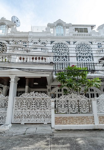 [H057] ให้เช่า 50k ทาวน์โฮม 4 ชั้น สุขุมวิท 63 ซอยเอกมัย 26 กับ 28 เอกมัยวิลล่า คลองตันเหนือ เขตวัฒนา  เหมาะทำโฮมออฟฟิศ และอยู่อาศัย จดบริษัทได้  ใกล้ทองหล่อ และ BTS เอกมัยทาวน์โฮม 4 ชั้น 24 ตร.วา พื้นที่ใช้สอย ประมาณ 350 ตร.ม 5 ห้องนอน 4 ห้องน้ำ จอดรถได้ 2 คัน  หันหน้าทิศเหนือ พร้อมแอร์ **ไม่อนุญาตให้เลี้ยงสัตว์ทุกชนิด**  มียามรักษาความปลอดภัยตอนกลางคืน50,000.-/เดือน สัญญาขั้นต่ำ 1 ปี ประกั�