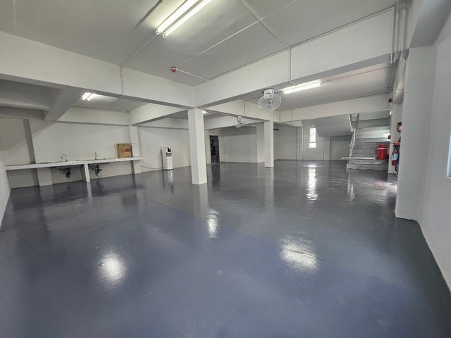 ขายและให้เช่าโกดังสำนักงานศรีราชา​ชลบุรี อาคารสำนักงาน​  3 ชั้น ด้านหลังมีพื้นที่​  1​   ไร่ ผังสีเหลือง