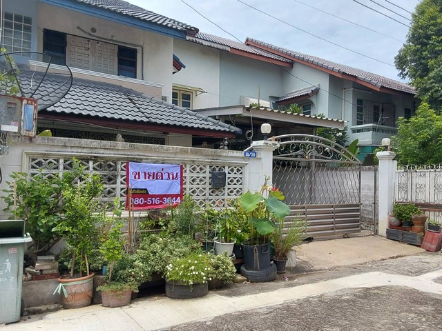 ขายบ้านแฝด 3.7 ล้าน หมู่บ้านอรุณรัตน์ ซ.ทวีวัฒนา 33 พุทธมณฑลสาย 2 กทม.**รายละเอียด**- ห้องนอน : 4 ห้อง- ห้องน้ำ : 3 ห้อง- ห้องนั่งเล่น : 1 ห้อง- ห้องครัว : 1 ห้อง- จำนวนชั้น : 2 ชั้น- ที่จอดรถ : 2 คัน- เนื้อที่ 43 ตารางวา– พื้นที่ใช้สอย 140 ตารางเมตร- ราคา 3,700,000 บาท **จุดเด่นโครงการ–สภาพแวดล้อม**– โครงการได้รับอนุญาตจัดสรรถูกต้อง – ถนนในโครงการ กว้าง 8 เมตร– โครงการตั้งอยู่บนถนนสายหลัก ถนนทวีว�