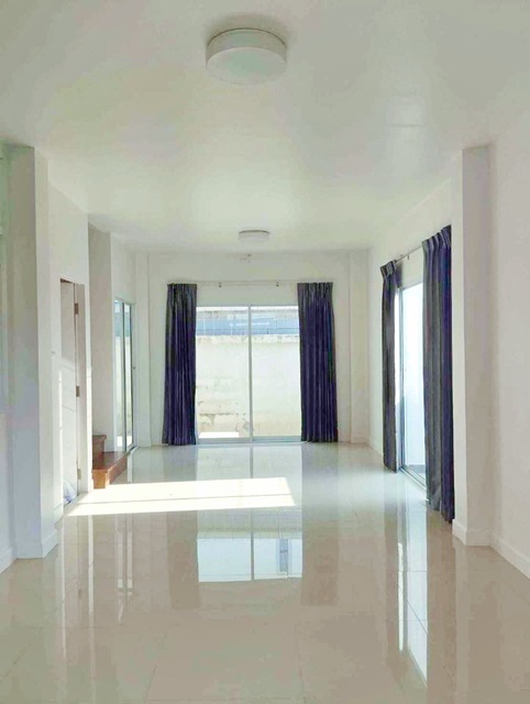 แม็คโคร บิ๊กซี 3นอน 2น้ำ 2แอร์ บ้านเช่า หลังมุม หาดบางแสน 5.8 กม. เสม็ด ชลบุรี  ทาวน์โฮม 2 ชั้น อ่างศิลา ทำเลดี ร่มรื่น สงบ