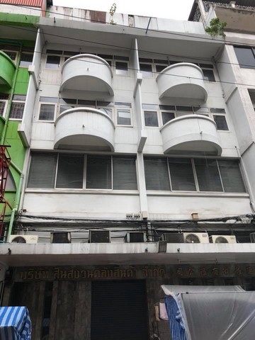 ขายอาคารพาณิชย์ 4ชั้นใกล้BTSศาลาแดงซอยสีลม1 2คูหาทะลุถึงกันเนื้อที่ 34 ตารางวา พื้นที่ใช้สอยทั้งหมด 720 ตารางเมตร หน้ากว้าง 9 เมตร(คูหาละ 4.5 เมตร) ลึก16 เมตรมี 1 ชั้นลอย และ ดาดฟ้า 2 ห้องติดกันทะลุด้านในเรียบร้อยใกล้สีลมคอมเพล็กซ์ และใกล้ร้านค้าย่านใจกลางเมือง มีชาวต่างชาติ นักท่องเที่ยวมากมายราคาขาย 89,000,000 บาท ( 89 ล้านบาท  )ที่ตั้ง ถนนสีลม ซอย สีลม1 แขวง สีลม เขต บางรัก กร�