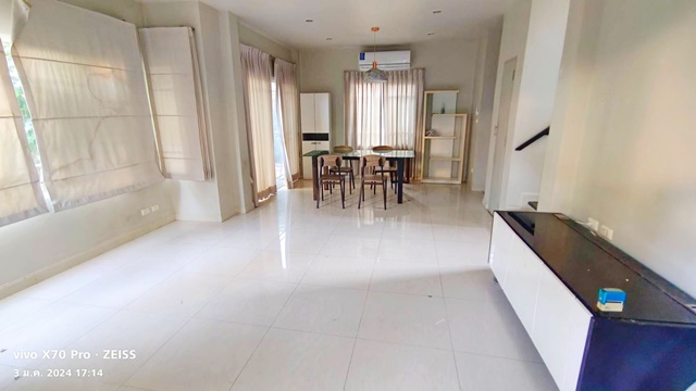 เฟอร์ครบทั้ง 3นอน หทัยราษฎร์ 39 ซาฟารี ปัญญา  รร.สาธิตพัฒนา ให้เช่าบ้านเดี่ยว 2ชั้น 50ตรว. 4แอร์ 3น้ำ ห้องนั่งเล่น ห้องครัว