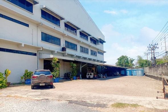 #ขายที่ดินพร้อมบ้านและโกดัง: ????ผังม่วงลาย✴️เนื้อที่   7 ไร่  3 งาน  61 ตรว✴️(รวมทั้งหมด 3161 ตารางวา)  ????ตั้งอยู่ ซอยบางปู 46 ถ.สุขุมวิท ต.ท้ายบ้าน อ.เมือง จ.สมุทรปราการ????​รายละเอียดที่ดิน : - บ้านพักอาศัย 3 ชั้น 4 ห้องนอนห้องน้ำในตัว ห้องรับแขก ห้องพระ- โกดังขนาด กว้าง 36 เมตร ลึก 70 เมตร สูง 12 เมตร- โกดังเก็บของขนาด กว้าง 18 เมตร ลึก 38 เมตร สูง 8 เมตร- ภายในพื้นที่กว้าง รถใหญ่สามารถเข้าอ