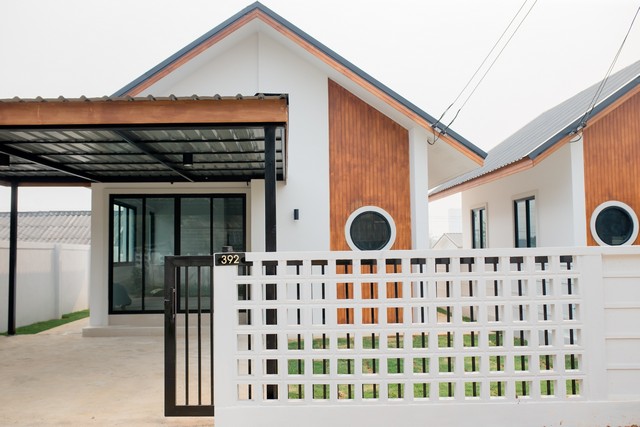 บ้านเดี่ยว 1.69 ล้าน เหลือหลังสุดท้ายบนพื้นที่ 38.5 ตรว. พื้นที่ใช้สอย รวม 48  ตรม.2 ห้องนอน2 ห้องน้ำ1 ห้องโถงโรงจอดรถ 2 คัน (โรงรถกว้าง)ของแถมสุดพิเศษ- เครื่องทำน้ำอุ่น 1 ตัว- เครื่องปั้มน้ำ- ถังสำรองน้ำ- ซิ้งค์ล้าง- มิเตอร์น้ำ, ไฟ- น้ำปะปา- สวนหน้าบ้าน- ฉนวกกันความร้อนใต้หลังคา- ป้ายบ้านเลขที่- ฟรีโรงรถ****สถานที่ตั้งโครงการ ****https://maps.app.goo.gl/omYiY1NTvFrqRQoM6พิกัด : ถนนพหลโยธิน ต.นางแล อ.เมือง จ.