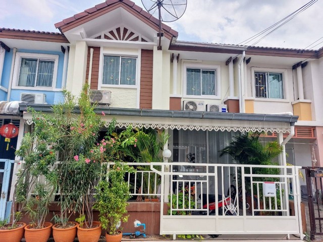 ขายทาวน์เฮ้าส์ ราคาถูก ใกล้รถไฟฟ้า เขตดอนเมือง รีโนเวททั้งหลัง พื้นที่ใช้สอยเยอะ เดินทางง่าย ใกล้สิ่งอำนวยความสะดวกขายราคา  2,400,000 บาทขนาดพื้นที่ : 18 ตารางวาพื้นที่ใช้สอย : 98 ตารางเมตรที่ตั้ง : 65/92 หมู่บ้านพฤกษาวิลล์ 3 ถนนวัดเวฬุวนาราม 12 (ใช้เส้นสรงประภา) แขวงดอนเมือง เขตดอนเมือง กรุงเทพ 10210 พิกัด : https://maps.app.goo.gl/DvRufR4bJsv6V4LGA รายละเอียดเหมาะแก่การพักอาศัย สะอาด สงบ ร่มรื่น ปลอด�