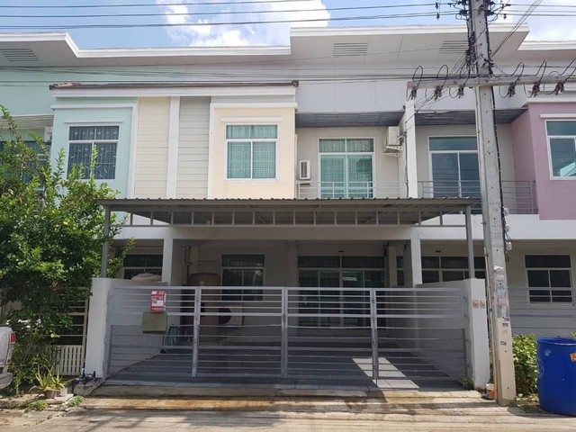 ให้เช่าทาวน์เฮาส์ 2 ชั้น  รังสิต คลอง 3 หมู่บ้านไทยสมบูรณ์ 3 คลองหลวง  ปทุมธานีรหัส TTR1891ขนาด 28ตรว./พท.ใช้สอย 180ตรม.แอร์ทั้งหลัง รวม 4 ตัว 3 ห้องนอน 3ห้องน้ำ ติดแอร์ทุกห้อง พร้อมเฟอร์ เตียง ที่นอน ตู้เสื้อผ้า ครบทุกห้องชั้นล่าง มีแอร์ หน้าบ้านกว้าง 6.5 ม. -มีหลังคาหน้าบ้าน จอดรถในบ้าน2คัน หน้าบ้าน 1 คัน-ครัวบิ้วท์อิน เตาแก๊ส ฮู้ดดูดควัน ตู้เย็น เครื่องซักผ้า-มีชุดโต๊ะทานข้า