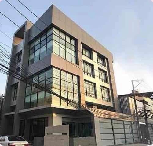 ขายอาคารสำนักงาน 4.5 ชั้น พร้อมโกดัง 2 ชั้น หลังมุม ย่านรามคำแหงซอย 4 ใกล้พระราม 9 ใกล้ทางด่วนราคาขาย 45,000,000 บาทที่ตั้ง ถนนรามคำแหง ซอยรามคำแหง 4 (สมานมิตร) แขวงสวนหลวง เขตสวนหลวง กรุงเทพ 10250ติดต่อ : คุณภัสพงณ์ 063-409-8164Line : deedaa23เนื้อที่ 88 ตารางวา พื้นที่ใช้สอย 907 ตารางเมตร จำนวน 4.5 ชั้น 11 ห้อง 1 ห้องพระ 1 ห้องครัว 9 ห้องน้ำมีการตกแต่พร้อมใช้งานและแบ่งห้องทำงานเป็นสัดส่วนขายพร้อมเค�