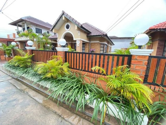 TEL:088-559 5199 คุณเอLine: https://line.me/ti/p/C0eGe0whLXขายบ้านเดี่ยว สไตล์รีสอร์ต หมู่บ้านปาร์ค วิลเลจพิกัด : ซอยสยามคันทรีคลับ พัทยาราคาขาย 3,500,000 บาทค่าธรรมเนียมโอน คนละครึ่งเนื้อที่ขนาด 58 ตารางวา2 ห้องนอน 2 ห้องน้ำ 1 ห้องครัว1 ห้องโถง1 ที่จอดรถบ้านอายุประมาน 20 ปีหน้าบ้านหันทิศใต้ค่าส่วนกลาง 1500 บาท/ปี (ค่าเก็บขยะ)วัสดุก่อสร้างเป็นอิฐแดงของแถม- แอร์ 3 เครื่อง- ทีวี 2 เครื่อง - เฟอร์เจอร์ตามภาพT : A14