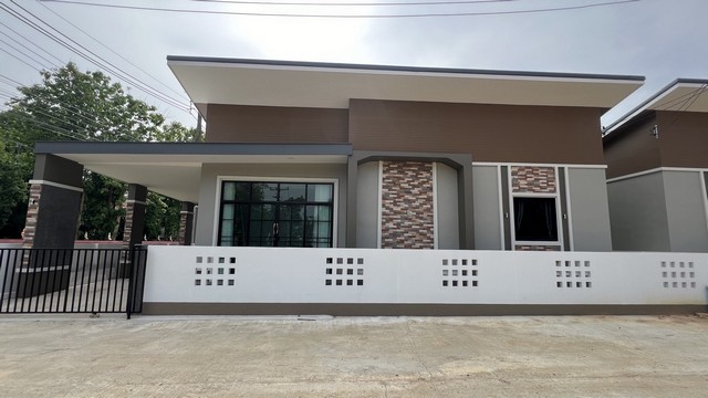 ขายบ้านเริ่ม 29-44ตรว. 2นอน2น้ำ 1.89ลบ. กู้เงินเหลือ ของแถม เครือสหพัฒน์ ต.ป่าสัก อ.เมือง ลำพูน#ขายบ้านพร้อมอยู่ เครือสหพัฒน์ ลำพูน   ต.ป่าสัก อ.เมือง จ.ลำพูน************************************ ขายบ้านพร้อมอยู่ เครือสหพัฒน์ ลำพูน พร้อมอยู่ พร้อมเฟอร์นิเจอร์ทั้งหลัง เดินทางสะดวก ไม่วุ่นวาย มีเงินเหลือ #เนื้อที่เริ่มต้น 29- 44 ตรว. พื้นที่ใช้สอย 100 ตรม.   -  2 ห้องนอน   -  2 ห้องน้ำ    - 1 ห้องครัว    - 1 - 2  ที่จอดรถ* 