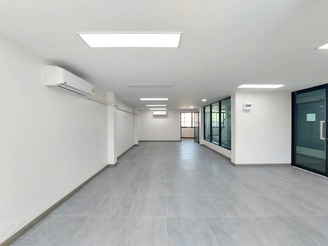 ให้เช่าสำนักงาน 4 ชั้น 590 ตรม. NAILEK AREA นายเล็ก แอเรีย ซอยวิภาวดีรังสิต 17 ใกล้ห้าแยกลาดพร้าว พร้อมลิฟท์ และที่จอดรถ 30 คัน