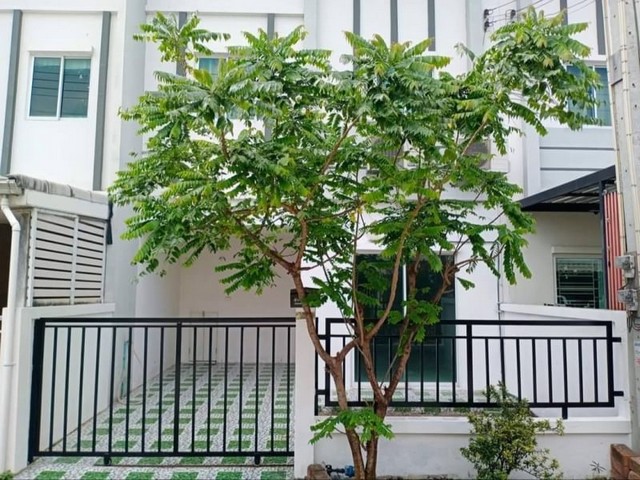 TEL:088-559 5199 คุณเอLine: https://line.me/ti/p/C0eGe0whLXขายพร้อมผู้เชา! บ้านทาวน์โฮม ไลโอนอฟ ห้วยกะปิ- อ่างศิลาขาย ทาวน์โฮม โครงการ ไลโอนอฟ อ่างศิลา ชลบุรีขายพร้อมผู้เช่าค่าเช่า!! (เดือนละ 6,000 บาท)สัญญาครบกุมภาพันธ์ 2568ขาย 1,650,000 บาทค่าโอน 50/50ขนาด 18 ตารางวา3 ห้องนอน 2 ห้องน้ำ1 ที่จอดรถแถมฟรี / แอร์3เครื่อง / ปั้มน้ำ- ปูกระเบื้องต่อเติมหน้าบ้านหลังบ้าน- ใกล้เซ็นทรัลชลบุรี- ใกล้โฮมโปรชลบุรีT : A7