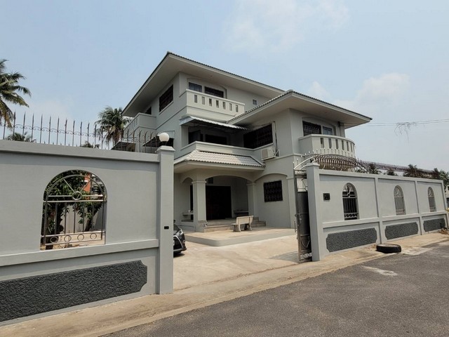 ขายบ้านเดี่ยว 3ชั้น 100 ตร.ว ซอยขุนดี หนองแขม กรุงเทพประเภท : บ้านเดี่ยวสูง : 3 ชั้นเนื้อที่ : 100 ตารางวาพื้นที่ใช้สอย : 286 ตารางเมตรห้องนอน : 6 ห้องห้องน้ำ : 6 ห้องห้องอื่นๆ : 1 ห้องพระ , 1 ห้องครัวจอดรถได้ : 4 คันทิศ : ใต้รายละเอียดเพิ่มเติม : สถานที่ใกล้เคียง:- เดอะทรี บางบอน- โรงเรียนกรพิทักษ์ศึกษา- โรงเรียนสารสาสน์วิเทศบางบอน- โรงพยาบาลบางปะกอก 8- BTS หลักสอง 5 กิโลเมตรที่ตั้ง : ซ. ข�