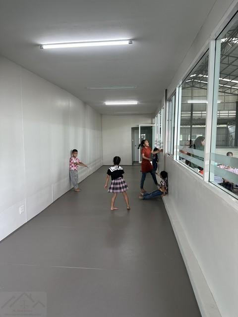 ให้เช่าพื้นที่โกดัง  ถนนเจ้าคุณทหาร-เชื่อมต่อถนนกรุงเทพกรีฑาตัดใหม่- เจ้าคุณทหาร พื้นที่โดยรวมประมาณ 800 ตรม.  200 ตร.วาติดถนนใหญ่