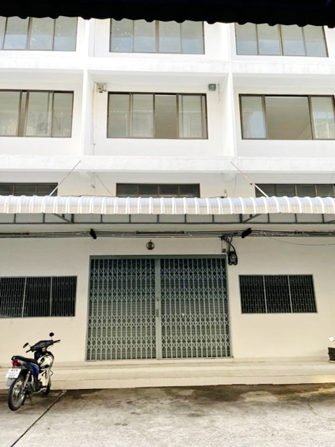 ตลาดพลู ติดถนนใหญ่ MRTท่าพระ  รัชดาภิเษก-ท่าพระ โกดัง อาคารพาณิชย์ 3 คูหา 4 ชั้น 652 ตรม.  56ตรว.  สี่แยกท่าพระ  2 คัน