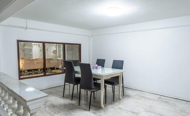 HR 5878 ให้เช่าทาวน์โฮม 4ชั้น ย่านเอกมัย ทองหล่อ ใกล้บีทีเอส