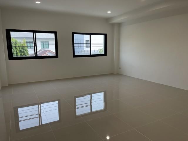 ให้เช่าโกดัง  พร้อม  ออฟฟิศ  โชคชัย4 ลาดพร้าววังหิน  ราคา 80,000