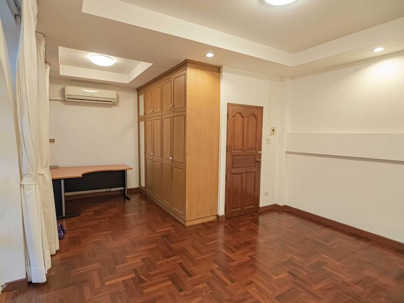 EPL-HR3835 ให้เช่าทาวน์โฮม เอกมัยวิลล่า 4 ชั้น ขนาด: 24 ตร.วา พื้นที่ใช้สอย:350 ตร.ม.5ห้องนอน 4 ห้องน้ำ สามารถจดทะเบียนการค้าได้