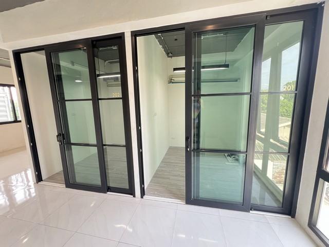 ให้เช่าอาคารมีดาดฟ้า ย่านคลอง 2 รังสิต - นครนายก  พื้นที่ใช้สอยรวม 556 ตร.ม.ระบบไฟฟ้า 3 เฟส ห้องน้ำ 10 ห้อง ที่จอดรถ 8-9 คัน