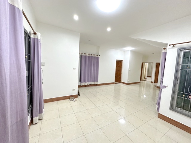 ติดกับ 7-11  รร. วัดไพร่ฟ้า 2.7 กม. ให้เช่าคฤหาสน์ชั้นเดียว 3นอน 2น้ำ 70ตรว. ตลาด ส.สุนีย์ 3.1 กม. ชวนชื่นกอล์ฟคลับ 3.8กม.