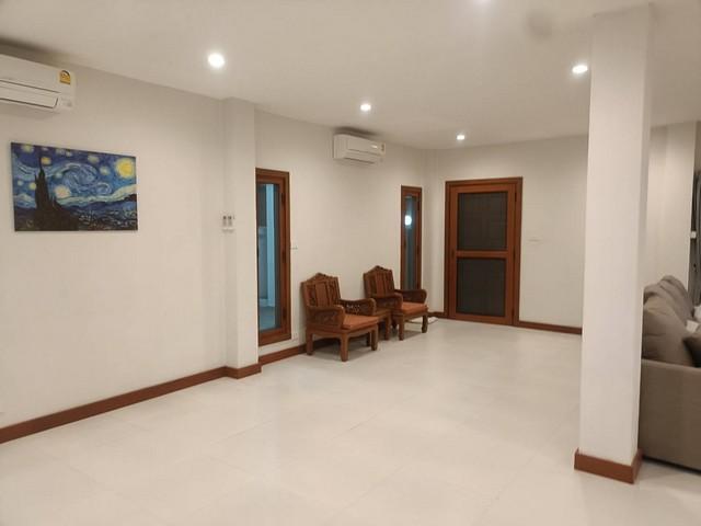 EPL-HR3846 ให้เช่าบ้านเดี่ยว 3 ชั้น ย่านเอกมัย ใกล้บิกซีเอกมัย เนื้อทึ่64 ตรว พท ใช้สอย 450 ตรม 4 ห้องนอน 5 ห้องน้ำ