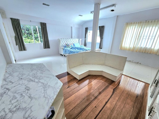 บ้านเดี่ยว 3 ชั้น จอดรถ 6คัน ลาดพร้าว 58-65 ติดทางด่วนรามอินทรา สามารถทำเป็นออฟฟิศได้ มีโกดัง ใกล้ BTS 3 นอน 3 น้ำ  400 ตรม.