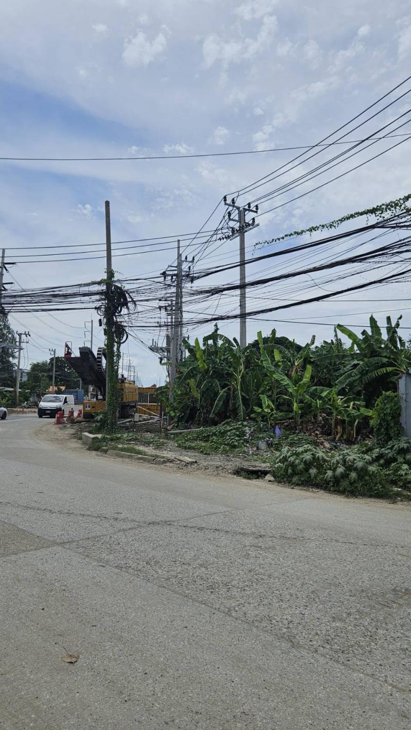 ขายที่ดินเปล่า ยังไม่ถม ติดถนนศรีนทร์ ใกล้ทางขึ้นรถไฟฟ้า