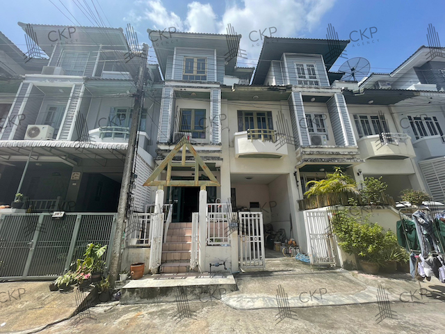 ขายพร้อมผู้เช่า ทาวน์เฮาส์ วรางกูล รังสิต คลอง 2 ขนาด 20.1 ตร.วา 4 ห้องนอน 3 ห้องน้ำ ต.ประชาธิปัตย์ อ.ธัญบุรี ปทุมธานี