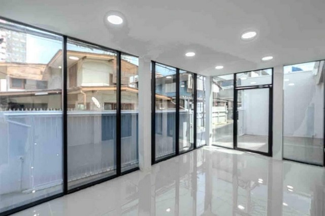 ให้เช่า อาคารพาณิชย์3ชั้น ทำออฟฟิศและโชว์รูมขนาดเล็ก  รถไฟฟ้า สายสีชมพู มัยลาภ 0.9 กม. วัชรพล1-5 2-3นอน 3 น้ำ 1แอร์