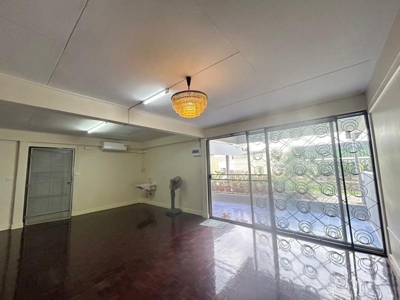 ให้เช่าบ้านเดี่ยว2ชั้นย่านพระราม9ที่ดิน100ตร.ว300ตร.ม5นอน3น้ำแอร์5เครื่องเฟอร์บาส่วนจอดรถ2-3คันเช่า 65,000บาท/เดือนใกล้เดอะไนท์ถ.พระราม9