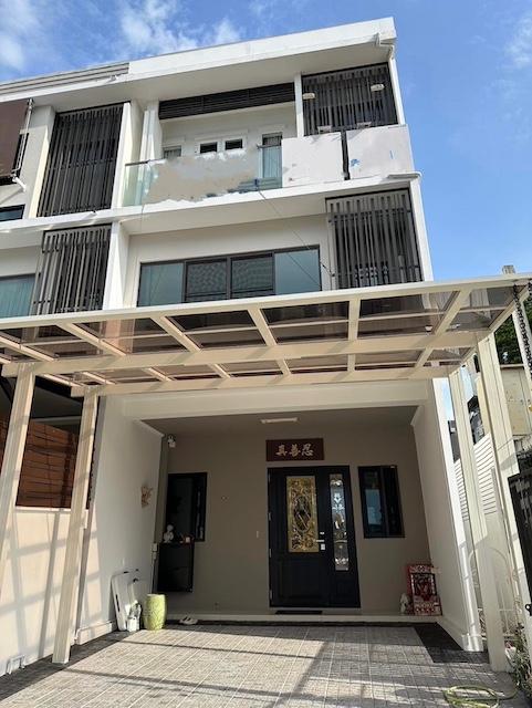 ขายทาวน์โฮมหรู 3ชั้น หลังมุม เดอะ แลนด์มาร์ค เอกมัย-รามอินทรา ขนาดที่ดิน: 28.6 ตร.ว.พื้นที่ใช้สอย: 168 ตร.ม.3ห้องนอน4ห้องน้ำ