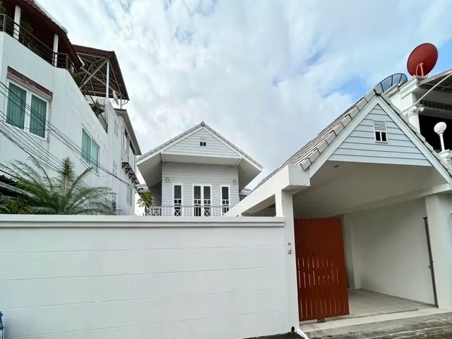 ให้เช่าบ้านเดี่ยว 2 ชั้น 63 ตรว. ทรงโมเดิร์น หมู่บ้านเสรี พระรามเก้า 43 รีโนเวทใหม่ ใกล้ The Nine พระราม 9 และตลาดเสรี มาร์เก๊ต 