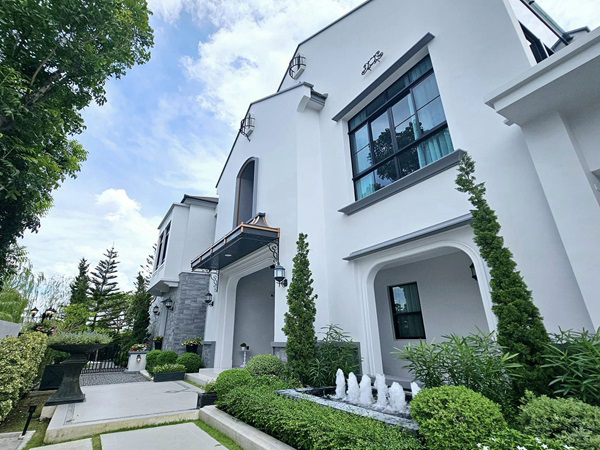 ขายบ้านเดี่ยวหรู 2ชั้นเนื้อที่ 170 ตร.ว พื้นที่ใช้สอย 650 ตร.ม 5ห้องนอน 5ห้องน้ำ เฟอร์ครบ ถนนพระราม 9 กรุงเทพ-กรีฑา ราคาขาย 120 ล้านบาท