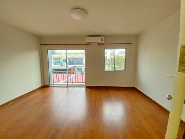 ทางด่วนจตุโชติ BTSคูคต 2.3 กม.  ให้เช่าทาวน์โฮม ลำลูกกา คลอง2  2นอน 20ตรว. 160 ตรม. 3แอร์ วงแหวนตะวันออก ตลาดสายสัมพันธ์