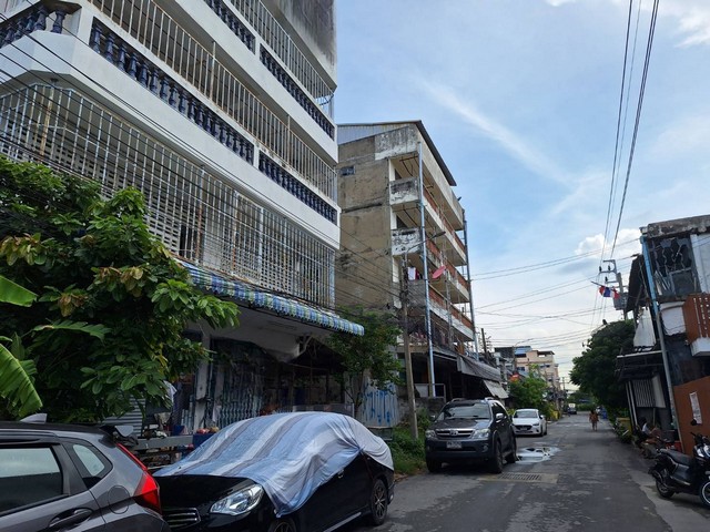 ขายอาคารพาณิชย์ 5 ชั้น 36 ตร.วา เหมาะทำหอพัก ใกล้ รพ.สินแพทย์ ถ.เทพารักษ์ สมุทรปราการ  ZW449