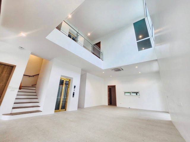 บ้านใหม่สุดหรู พร้อมลิฟท์ 500 ตรม. พระราม9 เรสซิเดนท์ ติด The Nine, ใกล้ รพ.สมิติเวช เพียง 3km