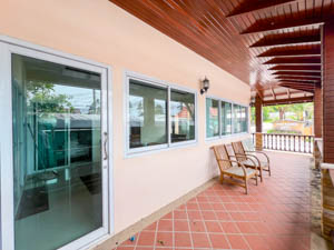 บ้านวิวทะเลสุดหรู 3 ชั้น ทำเลสนามบินสมุย ต.บ่อผุด ขายเพียง 6 ล้านบาท  ทำเลใกล้สนามบินและทะเล พร้อมห้องโถงรับแขกขนาดใหญ่และอ่างอาบน้ำสุดหรู